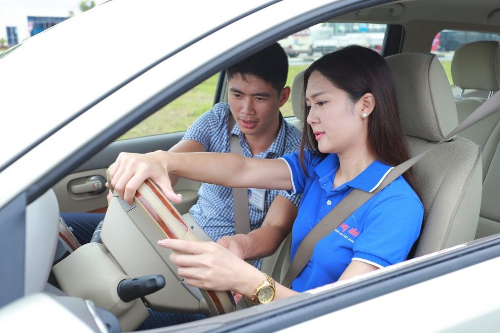 Những điều cần biết khi học lái xe ô tô cho người mới bắt đầu